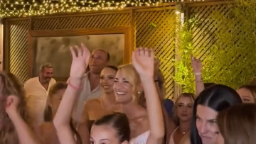 Η «βουτιά» της Ιωάννας Τούνη για να πιάσει ανθοδέσμη σε γάμο - Δείτε βίντεο