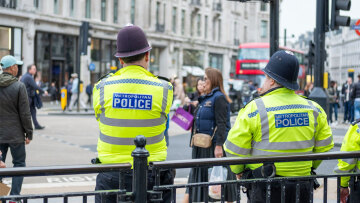 Σε συναγερμό το Λονδίνο - Επί ποδός οι Αρχές για συγκέντρωση που διοργανώνει ο ακροδεξιός ακτιβιστής Τόμι Ρόμπινσον, 1.000 αστυνομικοί στο δρόμο 