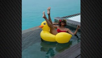 Η Χάλι Μπέρι χαλαρώνει στην πισίνα - «Αξιοποιώντας μια συννεφιασμένη μέρα» έγραψε