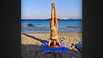Φωτογραφία: Η Ηλιάνα Μαυρομάτη κάνει κατακόρυφο στην παραλία