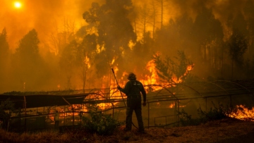 Ισπανία: Νεκρός πυροσβέστης στις καταστροφικές πυρκαγιές της χώρας	