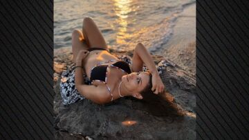 Η Σοφία Παυλίδου ποζάρει ξαπλωμένη στα βράχια με φόντο το ηλιοβασίλεμα - Οι φωτογραφίες από τις διακοπές της