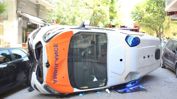 Κατέληξε ο ασθενής μετά την ανατροπή ιδιωτικού ασθενοφόρου στο Γουδί - Δείτε βίντεο και φωτογραφίες