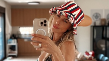 Ντορέττα Παπαδημητρίου: Οι selfies και η βουτιά σε πισίνα στις Σπέτσες και στο Πόρτο Χέλι - Δείτε φωτογραφίες
