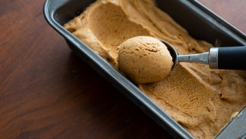 Φτιάχνουμε σπιτικό παγωτό  με ζαχαρούχο γάλα - Πώς πετυχαίνουμε την τέλεια υφή