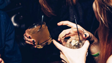 Στο νοσοκομείο 17χρονη που μέθυσε σε μπαρ στη Λάρισα, τα ποτά τα κέρασε η μητέρα της φίλης της