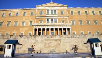 Δύο φορές επιτέθηκε στους Εύζωνες ο αλλοδαπός που απελαύνεται, λέει το υπουργείο Μετανάστευσης