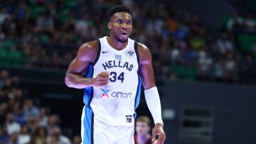 Ασταμάτητος στην πρώτη φετινή του εμφάνιση με την Ελλάδα ο Αντετοκούνμπο - Τι έκανε σε 15 λεπτά κόντρα στη Λετονία - Βίντεο 