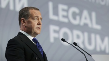 Απίστευτοι χαρακτηρισμοί Μεντβέντεφ για Μακρόν: Ο βραχνιασμένος, αξιοθρήνητος κόκορας συνεχίζει να λαλεί, για να αποδείξει ότι είναι ο βασιλιάς στο κοτέτσι