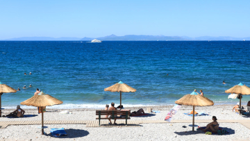 MyCoast: «Σύννεφο» οι καταγγελίες για καταλήψεις, ναυαγοσώστες και παρανομίες σε παραλίες - Οι πρωταθλητές της αυθαιρεσίας