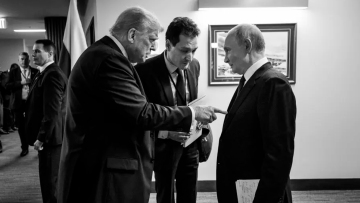 Το άλμπουμ του Λευκού Οίκου από την Αλάσκα: Το δάχτυλο του Τραμπ στο στήθος του Πούτιν, οι λιμουζίνες ΗΠΑ-Ρωσίας και τα αμερικανικά μαχητικά
