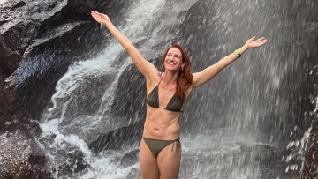 Η Στεφανία Γουλιώτη «νιώθει ξωτικό» στους καταρράκτες του Μπαλί - Δείτε την τσουλήθρα που έκανε
