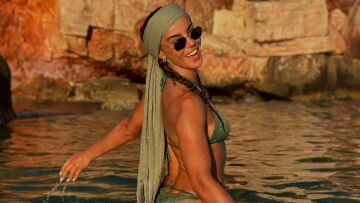 Φωτογραφίες: Η Ειρήνη Παπαδοπούλου ποζάρει μέσα στη θάλασσα