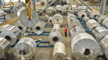 Ο Τραμπ επεκτείνει τους δασμούς στα μέταλλα – Συναγερμός στη βιομηχανία logistics