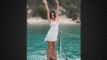 Βίντεο: Η Κατερίνα Γερονικολού στεγνώνει τα μαλλιά της χορεύοντας πάνω σε γιοτ