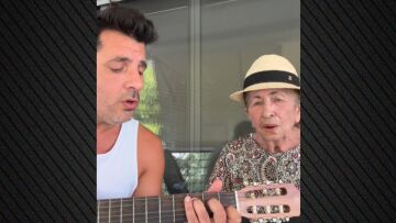 Βίντεο: Ο Θοδωρής Φέρρης τραγουδάει Καζαντζίδη μαζί με τη μητέρα του