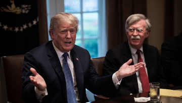 Διαβαθμισμένα έγγραφα ψάχνει το FBI που εισέβαλε στο σπίτι του Τζον Μπόλτον - Πώς από συνεργάτης έγινε… εχθρός του Τραμπ