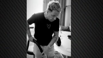 Ο Γιώργος Μαζωνάκης βάζει σκούπα στο σπίτι του - «Σαββατογενική» έγραψε σε βίντεο που δημοσίευσε