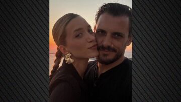 Γιολάντα Καλογεροπούλου και Σταύρος Σβήγκος πόζαραν αγκαλιασμένοι στη Σαντορίνη