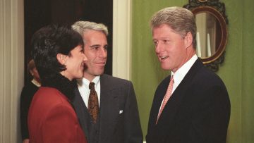 Αποκαλύψεις για την σχέση της Γκισλέιν Μάξγουελ με τους Κλίντον: Την είχαν τιμήσει σε εκδήλωση μετά τις πρώτες καταγγελίες για σεξουαλική κακοποίηση