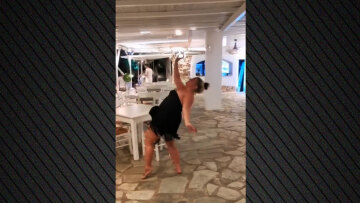 Η Δανάη Μπάρκα ξεφάντωσε με τη Νόνη Δούνια σε εστιατόριο στη Σύρο - Δείτε βίντεο