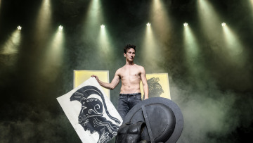 Μιχάλης Σαράντης: Αποχαιρετά την μεγάλη επιτυχία του «Αίαντα» με δύο παραστάσεις σε Αθήνα και Θεσσαλονίκη