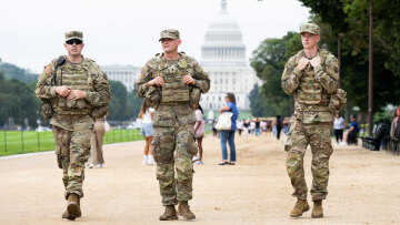 Οπλισμένοι πλέον οι στρατιώτες που ανέπτυξε ο Τραμπ στην Ουάσινγκτον - «Φουντώνει» η κόντρα για την παρουσία τους σε άλλες πόλεις