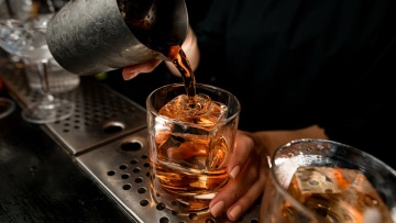 Γιατί ο πάγος στα bar είναι τόσο διάφανος ενώ στο σπίτι θολώνει;