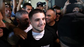 ΠΑΟΚ: Τρέλα στην υποδοχή του Ζαφείρη στο αεροδρόμιο Μακεδονία - Βίντεο, φωτογραφίες