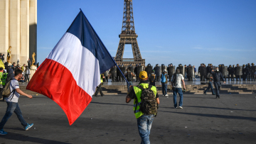 Υπό κατάρρευση η κυβέρνηση στη Γαλλία - Ετοιμάζονται μεγάλες διαδηλώσεις αλά Κίτρινα Γιλέκα τον Σεπτέμβριο