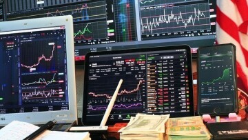 Η πολιτική αβεβαιότητα στη Γαλλία και η αποπομπή της Λίζα Κουκ από τη Fed πιέζουν τις ευρωπαϊκές μετοχές