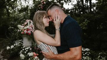 Η Τέιλορ Σουίφτ και ο Τράβις Κέλσι αρραβωνιάστηκαν μετά από δύο χρόνια σχέσης