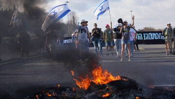 Ισραήλ: Στους δρόμους του Τελ Αβίβ βγήκαν χιλιάδες διαδηλωτές, ζητούν συμφωνία για τους ομήρους	