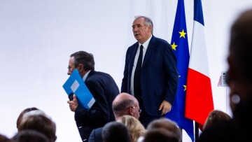 Bloomberg: Η πολιτική κρίση απειλεί την οικονομική ανάκαμψη στη Γαλλία – Στον «πάγο» προσλήψεις και επενδύσεις