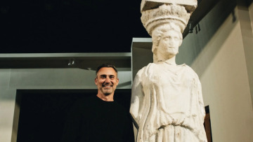 Γιώργος Καπουτζίδης: Το θεατρικό του έργο «Η Καρυάτιδα!» επιστρέφει το Φθινόπωρο σε νέα στέγη