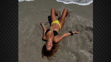 Φωτογραφία: Η Κατερίνα Παπουτσάκη ποζάρει ξαπλωμένη στην άμμο