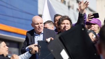 Διαδηλωτές στην Αργεντινή πέταξαν πέτρες και μπουκάλια στον πρόεδρο Μιλέι
