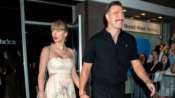 Τέιλορ Σουίφτ: «Είναι τρελά ερωτευμένοι» δήλωσε ο πατέρας του Τράβις Κέλσι μετά τον αρραβώνα του γιου του με την τραγουδίστρια