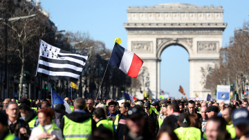 «Μπλοκάρουμε τα πάντα»: Στις 10 Σεπτεμβρίου οι Γάλλοι βγαίνουν στους δρόμους - Το αντιευρωπαϊκό κίνημα «Essentiels» πίσω από τις κινητοποιήσεις