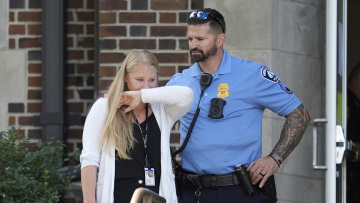 Δύο παιδιά νεκρά σε πυροβολισμούς σε εκκλησία στη Μινεάπολη - Τρία όπλα είχε μαζί του ο δράστης