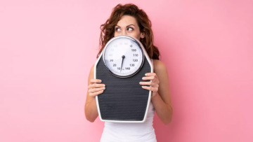 Απώλεια βάρους χωρίς φάρμακα: Η μικροσκοπική τροφή που «παγιδεύει» το λίπος και αδυνατίζει