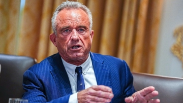 Αναμόρφωση των CDC προαναγγέλλει ο Κένεντι μετά την αποπομπή της επικεφαλής που δεν συμμορφωνόταν με την ατζέντα Τραμπ

