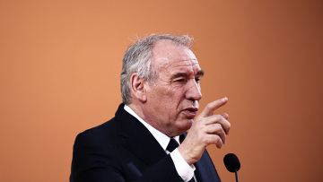 Πόλεμο γενεών ξεκίνησε στη Γαλλία ο Μπαϊρού: Οι ηλικιωμένοι θέλουν τους νέους μας σκλάβους, να πληρώνουν τα δικά μας χρέη!