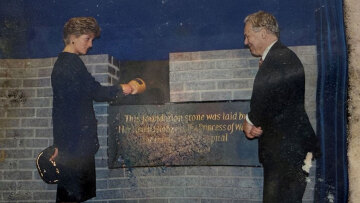 Αποκαλύφθηκε χρονοκάψουλα της πριγκίπισσας Νταϊάνα: Από τηλεόραση τσέπης μέχρι... CD της Kylie Minogue