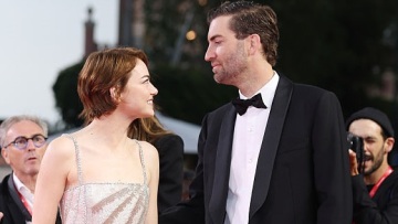 Έμα Στόουν: Το γλυκό φιλί που αντάλλαξε με τον σύζυγό της στο κόκκινο χαλί του Φεστιβάλ Βενετίας