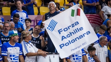 Eurobasket 2025: Το μήνυμα των Ελλήνων φιλάθλων στον Πολονάρα που δίνει μάχη με την λευχαιμία - Η απάντησή του στα ελληνικά 