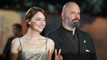 H «Bugonia» του Λάνθιμου έκανε πρεμιέρα στη Βενετία - Τον χειροκροτούσαν επί 7 λεπτά, από πού προκύπτει ο παράξενος τίτλος της