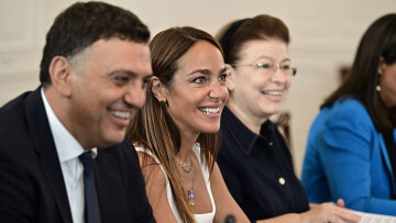 Φωτογραφίες από το πρώτο υπουργικό συμβούλιο μετά τις διακοπές: Πηγαδάκια, χαμόγελα και μπλε φάκελοι