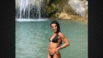 Η Ειρήνη Παπαδοπούλου φωτογραφίζεται με μαύρο μπικίνι στους Καταρράκτες Νέδας