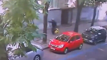 Η στιγμή της δολοφονίας του πρώην προέδρου του ουκρανικού κοινοβουλίου από δήθεν ντελιβερά στο Λβιβ - Δείτε το βίντεο